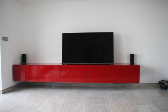 zwevende media kast 300 cm rood