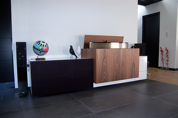 tv kast met tv lift op maat houtfineer design speakerdoek