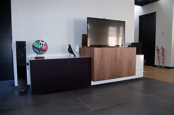 tv kast met tv lift op maat houtfineer design speakerdoek