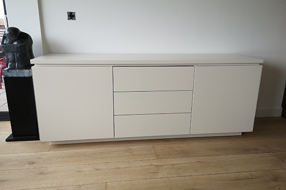 Dressoir sokkel verstek RAL 1013 op maat