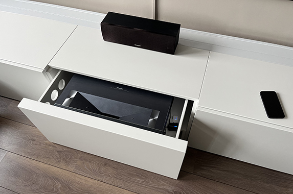 Celexon elektrische laser TV-lade, wit en projector