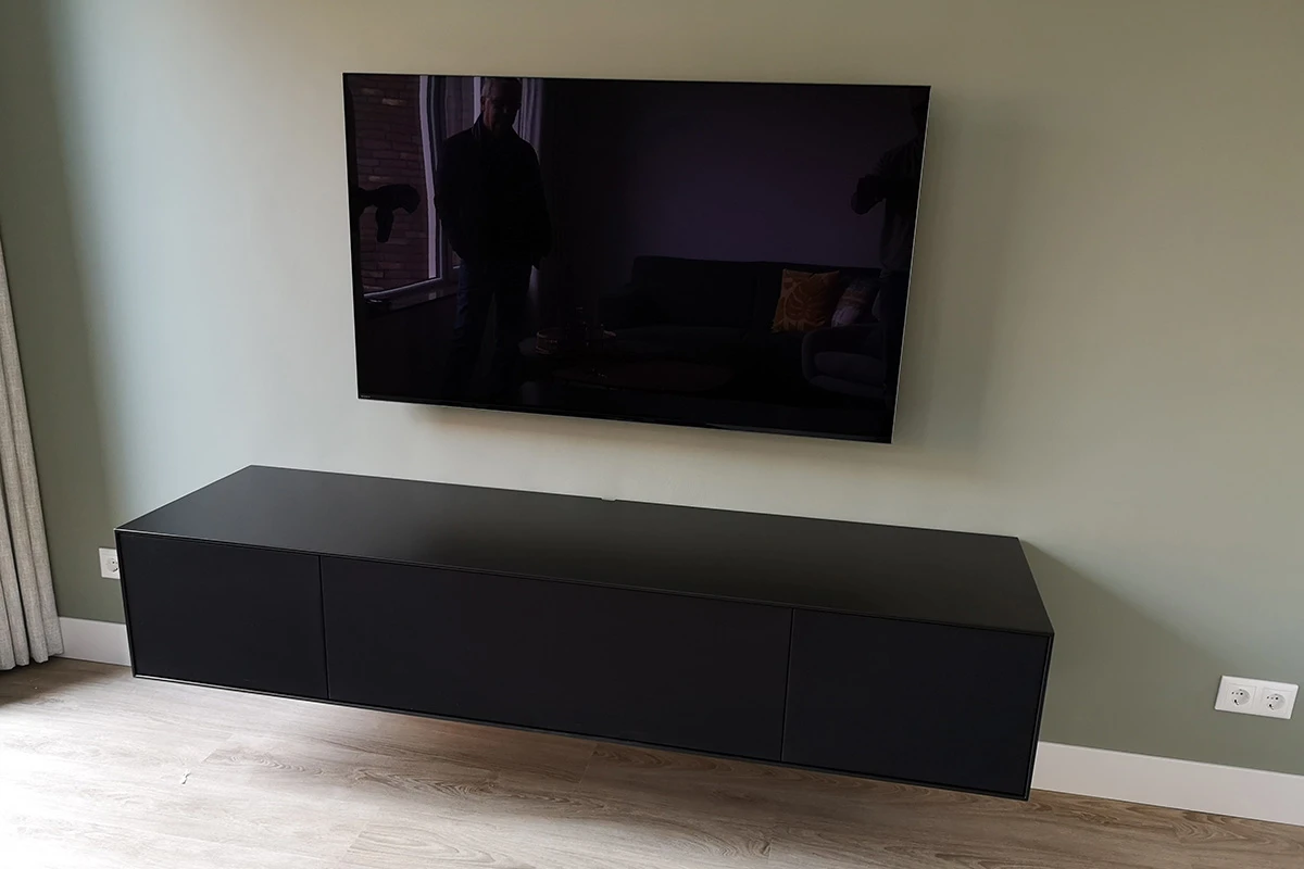 zwarte kast met speakerdoek kleppen op maat gemaakt