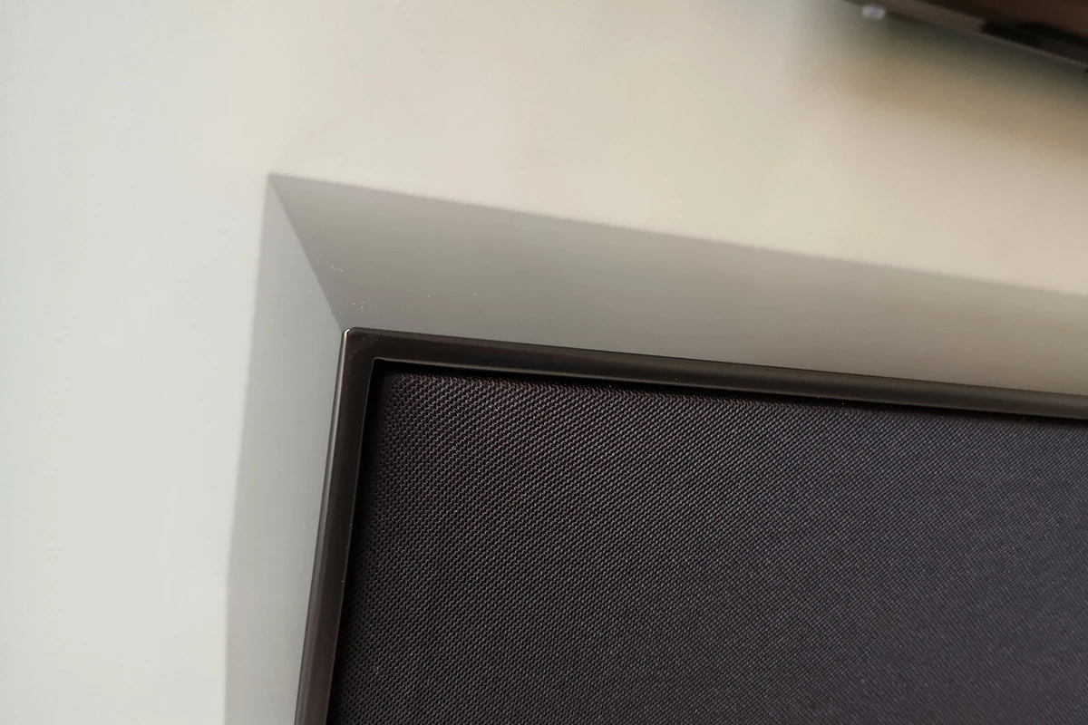 zwarte kast met speakerdoek kleppen op maat gemaakt