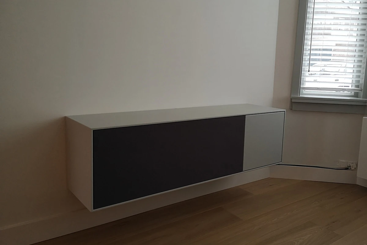 klein zwevende kastje met speakerdoek deurtjes