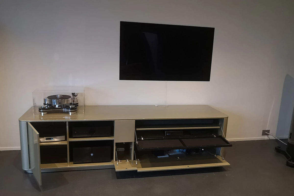 High end audio kast op maat hoogglans metallic gespoten