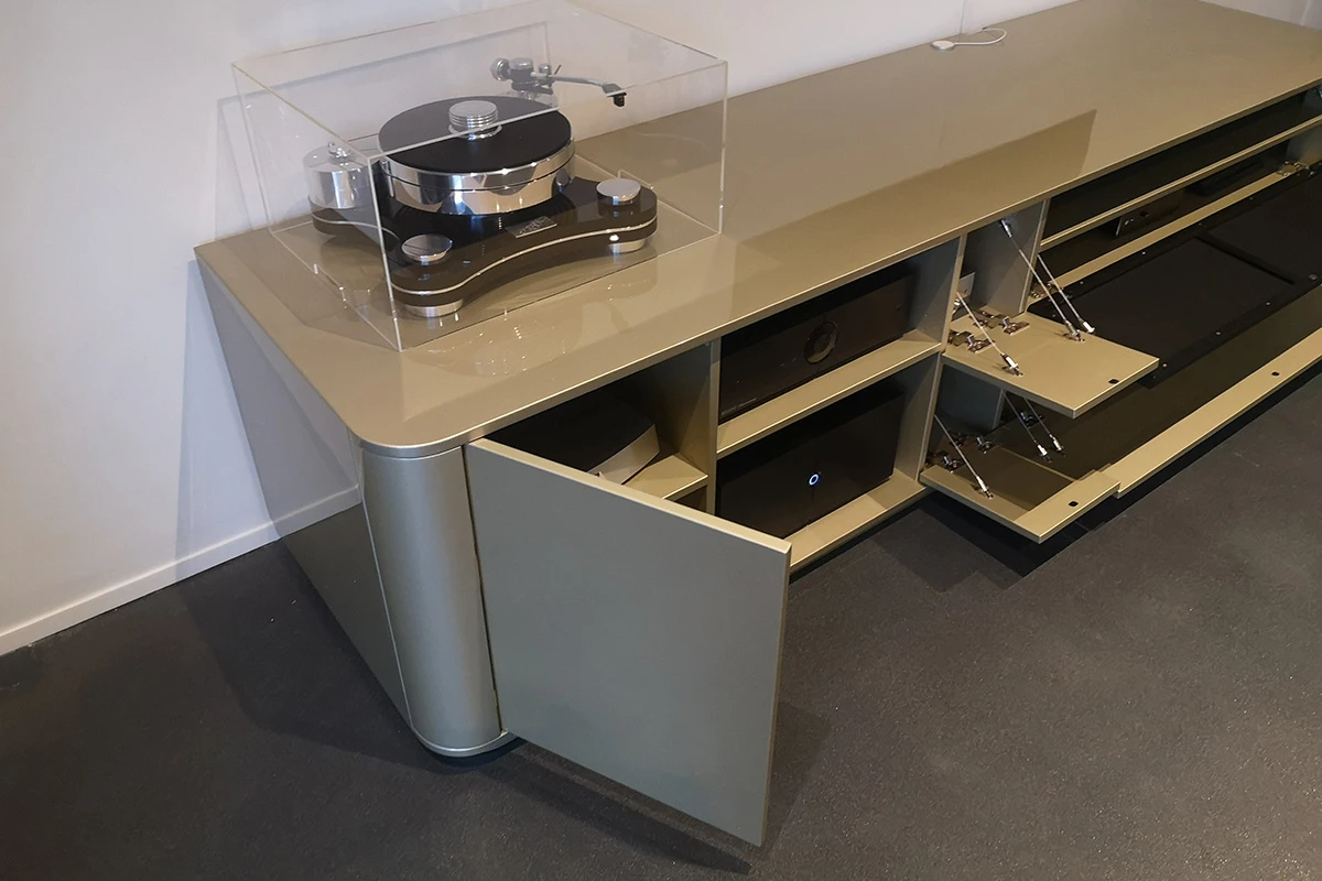 High end audio kast op maat hoogglans metallic gespoten