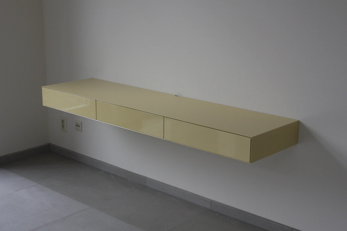 zwevend bureau thuis kantoor
