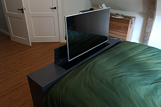 bed einde kast voorzien van tv lift op maat