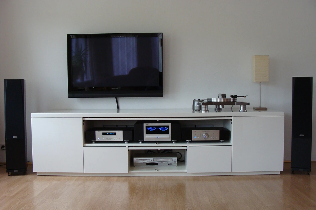 Tv audio meubel met grote inschuifbare klep op maat