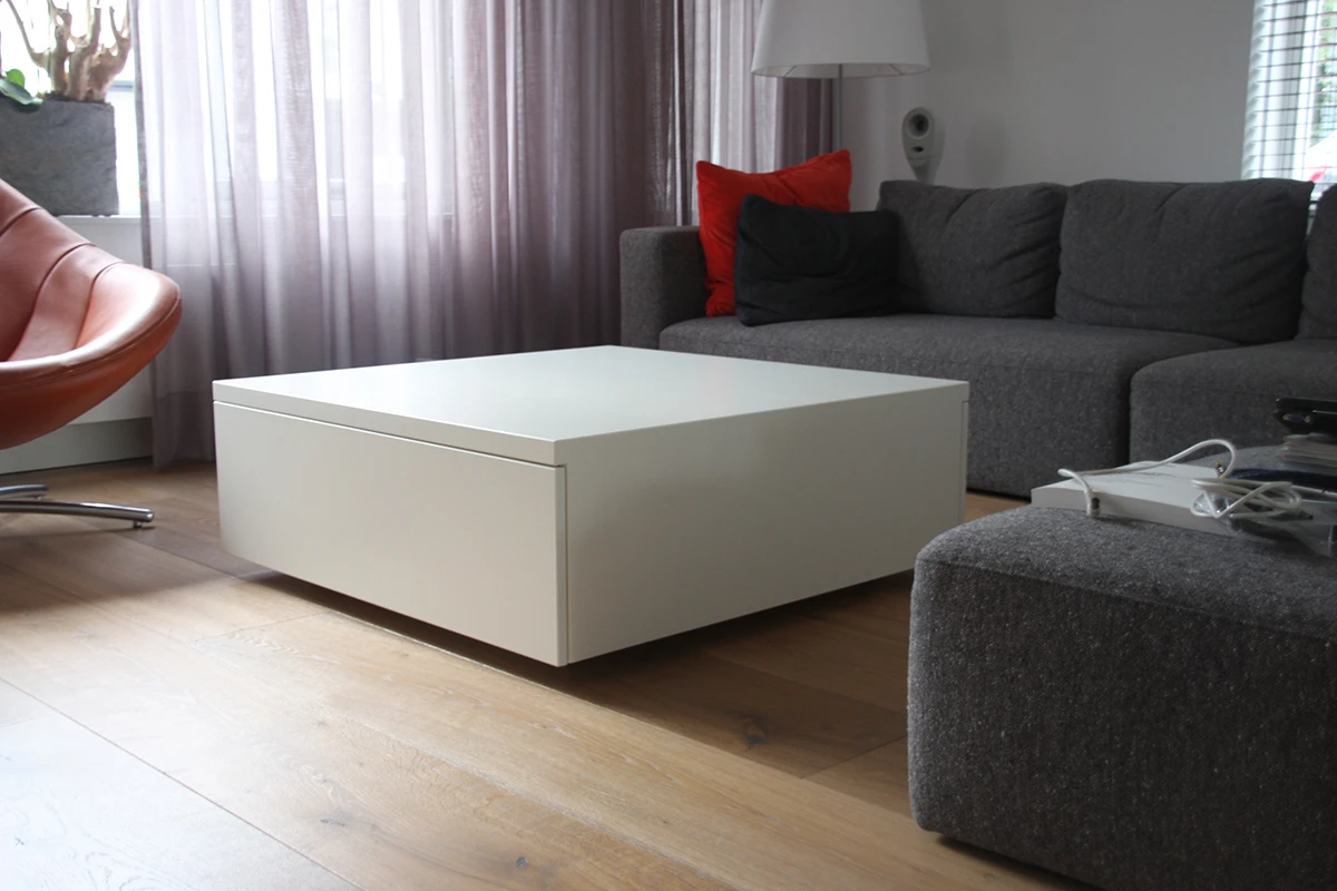 salontafel met dik bovenblad voorzien van push to open laden