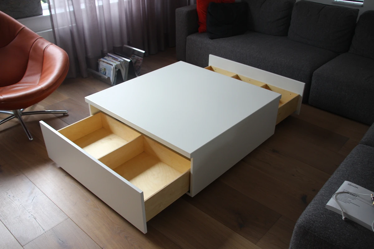 salontafel met dik bovenblad voorzien van push to open laden