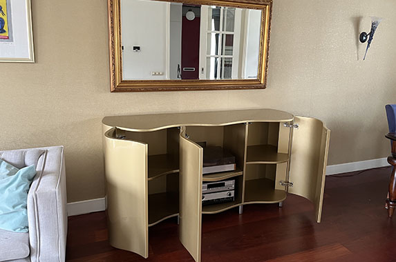 Dressoir design gebogen deuren in goud
