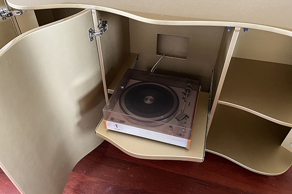 Dressoir design gebogen deuren in goud