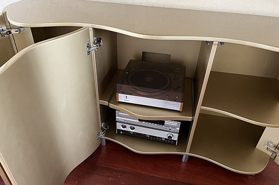 Dressoir design gebogen deuren in goud