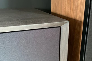 kast voorzien van houtfineer en speakerdoek kleppen in verstek