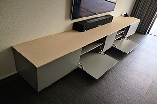 kast met speakerdoek en plek voor een soundbar