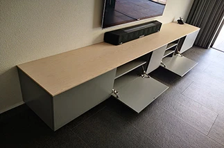 kast met speakerdoek en plek voor een soundbar