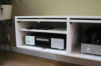 audio kast voorzien van inschuifbare kleppen