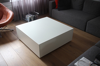 salontafel met dik bovenblad voorzien van push to open laden