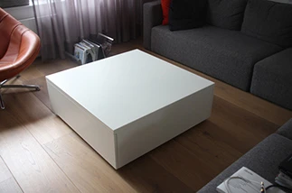 salontafel met dik bovenblad voorzien van push to open laden