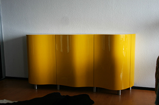 geel dressoir met golvende deuren hoogglans
