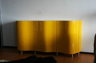 geel dressoir met golvende deuren hoogglans