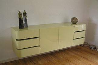 zwevend dressoir met ronde laden