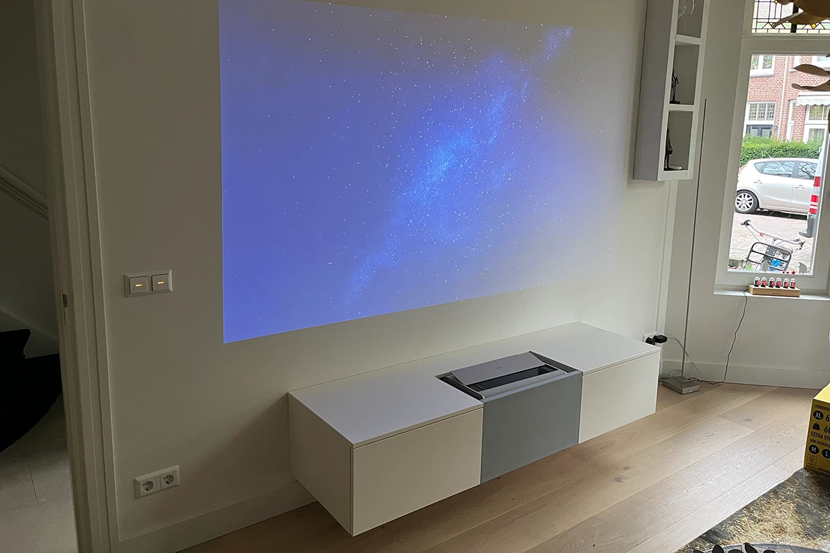 zwevende kast met 4k IMAX Enhanced Projector
