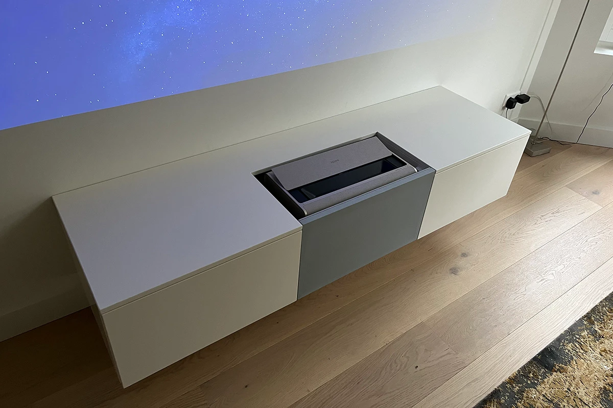 zwevende kast met 4k IMAX Enhanced Projector