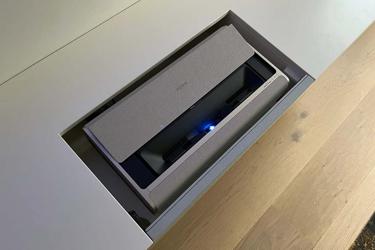 zwevende kast met 4k IMAX Enhanced Projector