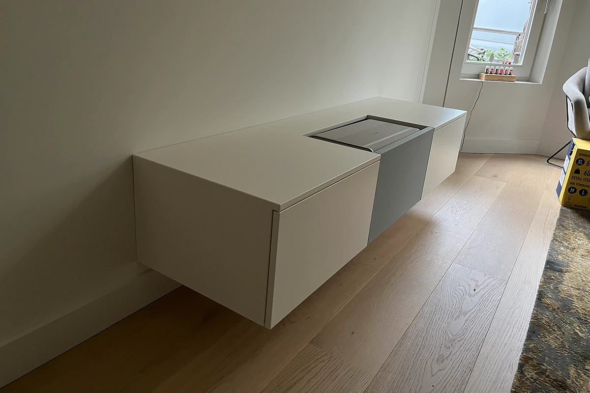 zwevende kast met 4k IMAX Enhanced Projector