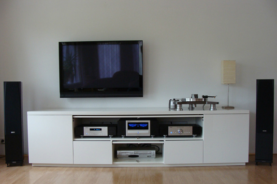 TV kast met inschuifbare klep
