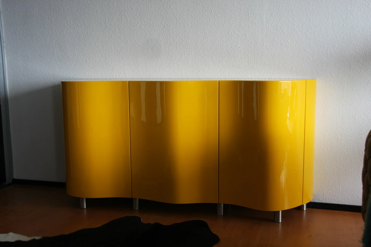 Dressoir design gebogen deuren geel op maat