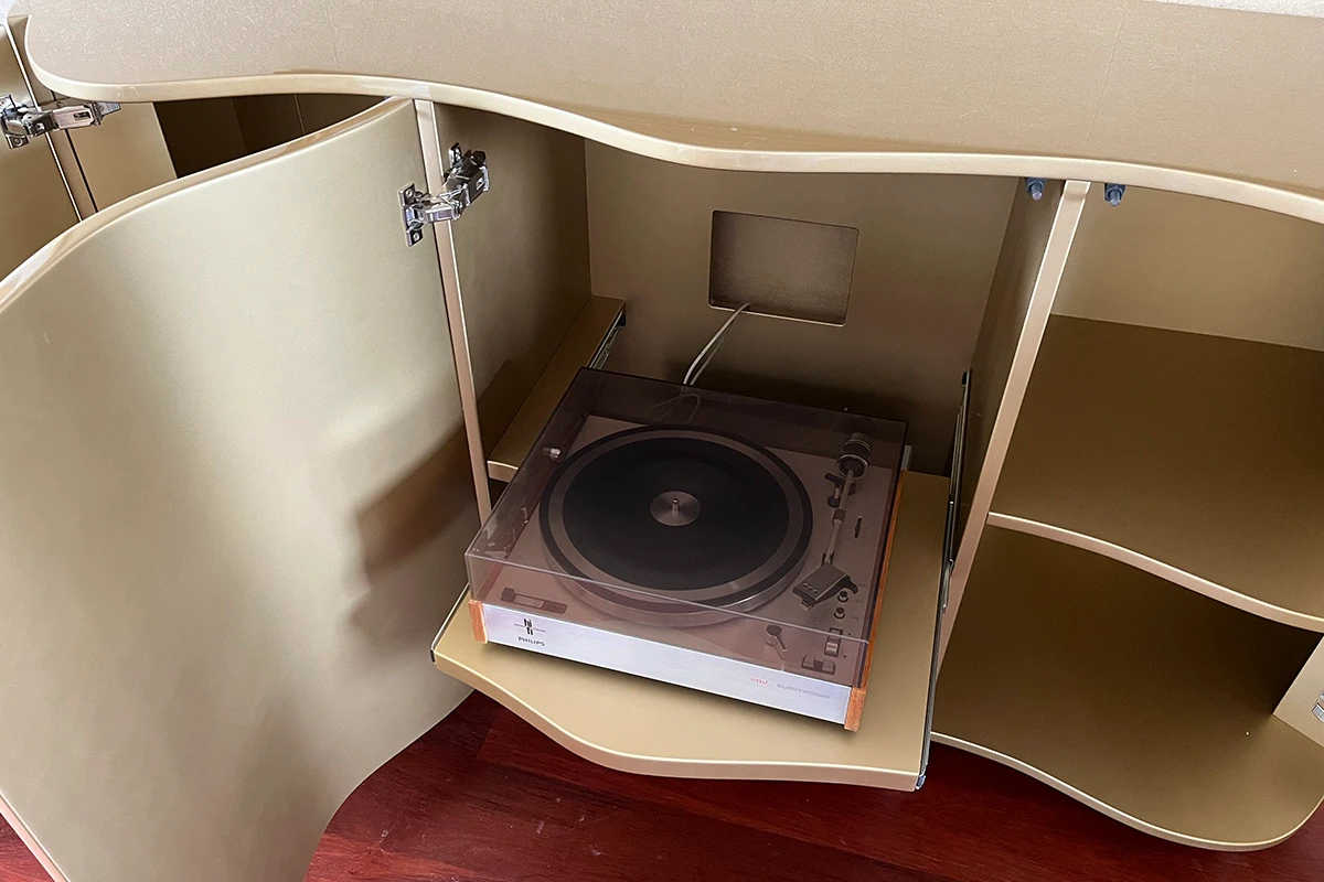 Dressoir design gebogen deuren in goud